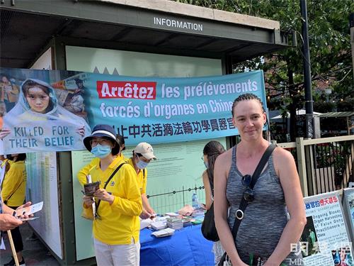 '图9:蒙特利尔市民伊莎贝尔(Isabelle)说,她很高兴签名制止迫害的人很多,“作为公民,我们有责任行动起来。”'