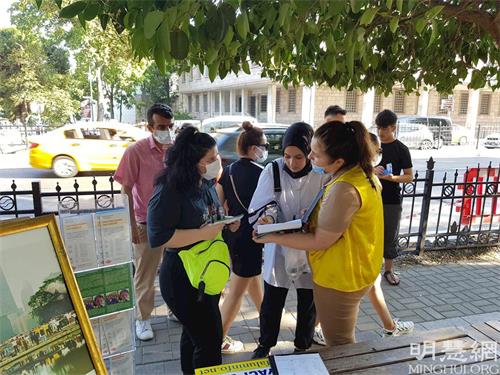 '图8:民众在要求解体中共的请愿信上签名'