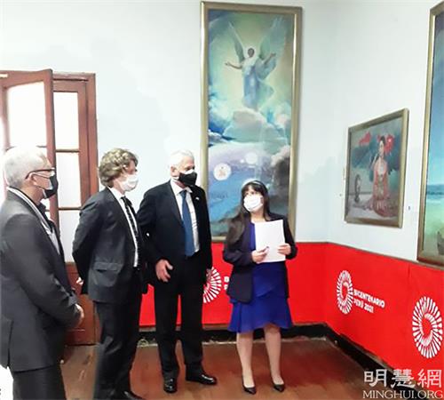 '图2：意大利驻秘鲁大使库西奥（右二）、使馆一秘保罗·托尼尼（左二）、市教育、文化和旅游部经理阿瑞斯·马托斯（左一）跟随学员讲解，观看画作。'