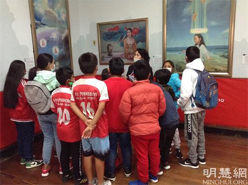 '图4:学生观看观众,了解法轮功学员的故事。'