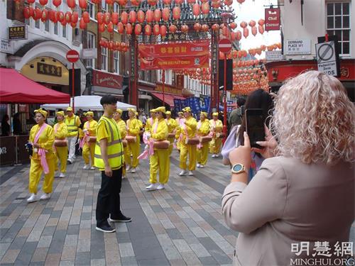 '图1～6：二零二一年八月二十八日，英国法轮功学员在伦敦市中心举办游行，传播法轮功的<span class='voca' kid='62'><span class='voca' kid='62'>真相</span></span>，呼吁停止迫害。'