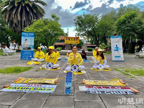 '图3：在反迫害二十二年之际，墨西哥学员在普埃布拉市（Puebla）传播真相。'