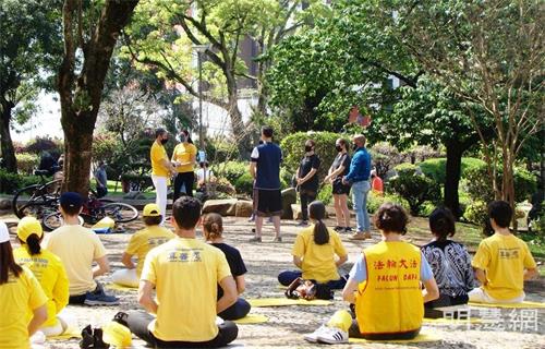 '图4：二零二一年九月四日上午，学员们在日本广场（Praça do Japão）炼功点炼功，吸引民众现场学炼。'