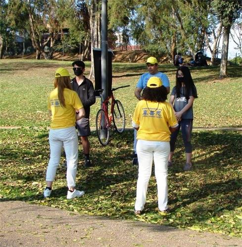 '图8：二零二一年九月四日下午，学员在圣路蓝索公园（Parque São Lourenço）炼功，吸引民众现场学炼。'