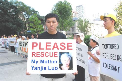 '图4：范文拓在海外参加集会呼吁释放在大陆被冤判十三年的母亲骆艳杰。'