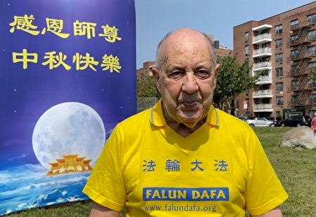 '图3:西人学员克里斯·佩塔利德斯(Chris Petallides)修炼前吃二十种药;修炼后有健康身体,今年八十二岁了,仍在工作。'