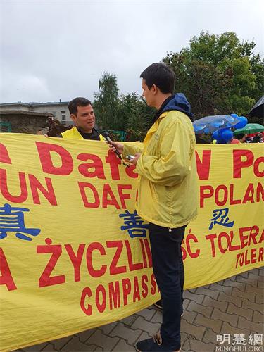 '图9：来自阿根廷安德烈斯（Andrés，左）先生恰巧作客波兰，专程从华沙赶来参加游行，想让波兰人民了解法轮功。'