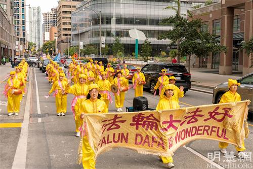 '图1～20：九月二十五日，多伦多法轮功学员在市中心举行一个月一次的主题为“弘扬法轮大法 抛弃中共保平安”的大游行。'