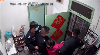 年3月7日，法轮功学员霍志芳被中关村派出所警察暴力绑架（视频截图）'