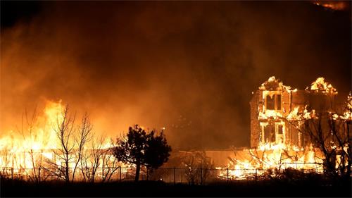 科罗拉多州郊区野火摧毁房屋（网络图片）