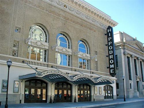 '图3：二零二二年一月七日至九日，神韵新世纪艺术团在马里兰州巴尔的摩竞技场剧院（The Hippodrome Theatre）演出四场。观众表示，扣人心弦的演出，令人回味无穷。图为巴尔的摩竞技场剧院外景。（公有领域）'