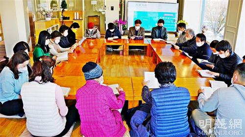 '图3～5：今年一月四日是《转法轮》出版二十七周年纪念日，当天，在位于韩国首尔市龙山区的天梯书店举办纪念活动。活动中大家一起阅读《转法轮》。'
