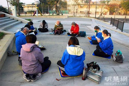 '图3:嘉义法轮功学员晨炼后一起学法。'