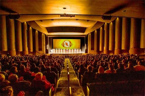 '图4：二零二二年一月十一日和十二日，神韵巡回艺术团在美国阿拉巴马州亨茨维尔市冯‧布劳恩音乐厅上演了二场演出，其中十二日加场演出，演出爆满。（新唐人电视台）'