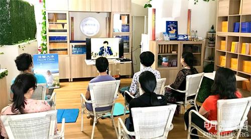 '图5：参加第一期中文九天班的新老学员在看师父讲法录像'