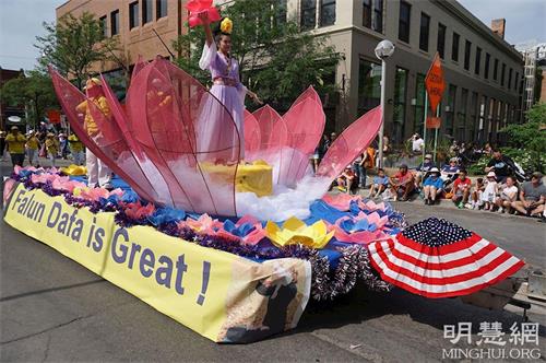 '图1～2：二零一九年七月四日，密西根州法轮大法学会应邀参加了当地庆祝美国224433岁生日的庆典活动。图为法轮功学员组成的游行方阵和精美花车。'