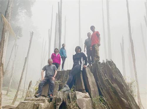'图2：小禧与先生、侄儿一家人共六人爬忘忧森林的合影照片。'