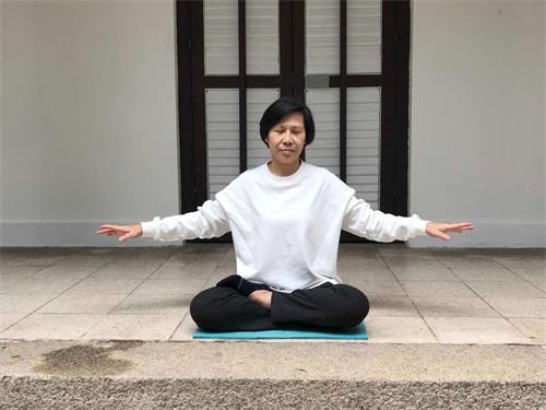'图3:陈女士向内找,找到自己的争斗心、显示心,并诚心向丈夫道歉,她的牙痛消失了,又可以去出去炼功了。'