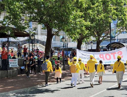 '图5：新西兰自由人权组织的成员们鼓掌致以对法轮功学员的支持。'