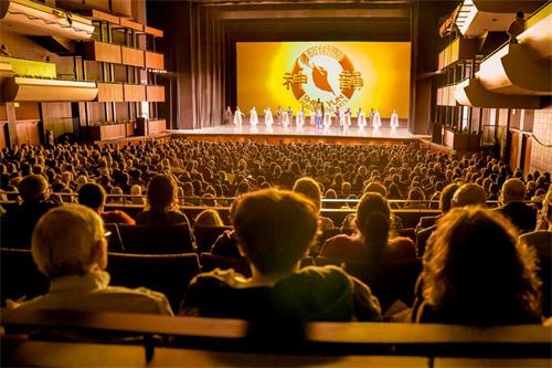 '图1：中国新年前夕，二零二二年一月二十九日和三十日，神韵纽约艺术团在美国科罗拉多州科泉市派克斯峰艺术中心（Pikes Peak Center for the Performing Arts）上演了二场演出，均一票难求。图为二十九日下午演出的谢幕照。（新唐人电视台）'