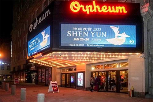 '图4：二零二二年一月二十五日和二十六日，神韵新纪元艺术团在美国内布拉斯加州奥马哈市奥芬剧院（Orpheum Theater）上演两场演出。有观众表示，舞台上放射出的能量让他们一扫疫情中的抑郁情绪，变得心情舒畅、精神振奋。图为剧院外景。（大纪元）'