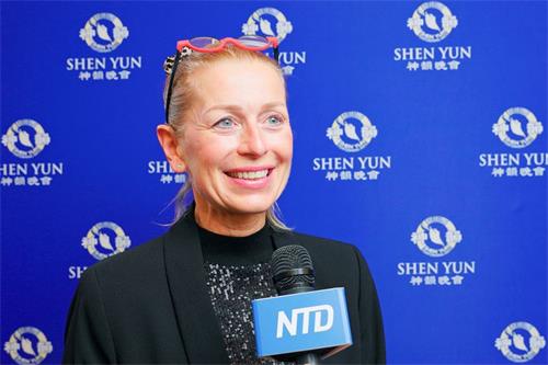 '图8：二零二二年一月二十六日晚，演艺学校教师卡琳⋅菲什（Karin Fischer）与母亲一起在奥地利萨尔兹堡大节庆剧院（Großes Festspielhaus）观赏了美国神韵环球艺术团的演出。（新唐人电视台）'