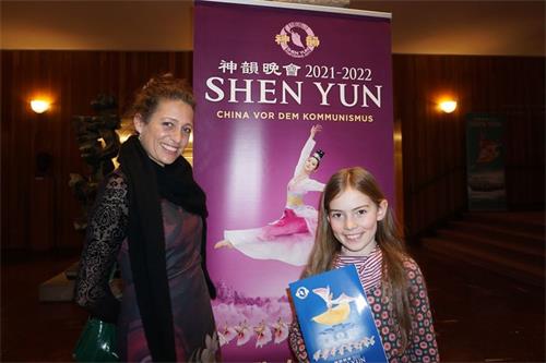 '图9：二零二二年一月二十六日晚，钢琴家阿丽亚娜⋅海林（Ariane Haering）带着女儿观赏了神韵环球艺术团在奥地利萨尔兹堡大节庆剧院的演出。（大纪元）'