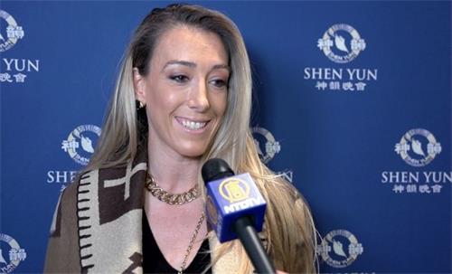 '图10：华盛顿国家歌剧院克里斯汀⋅罗斯（Kristen Rose）于二零二二年一月二十六日晚，在南达科他州苏瀑市观赏了神韵演出。（新唐人电视台）'