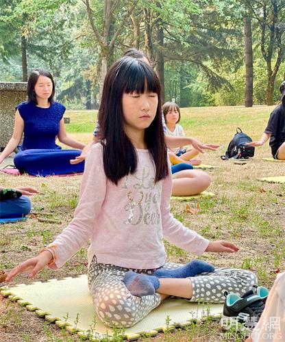 '图3:艾米正在炼法轮功的第五套功法——神通加持法。'