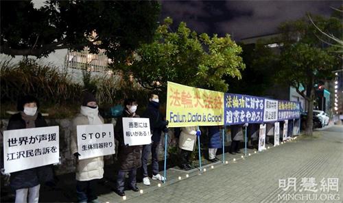 '图1：二零二一年十二月三十一日，日本熊本地区法轮功学员在九州地区的中领馆前展示<span class='voca' kid='62'><span class='voca' kid='62'>真相</span></span>横幅，呼吁停止迫害。'