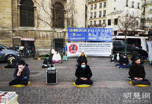 '图1～2：法轮功学员在巴黎市中心地铁站夏特蕾（Chatelet）门前广场演示功法。'