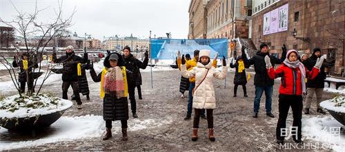 '图1：二零二二年一月七日和八日，法轮功学员在斯德哥尔摩国会大厦旁的钱币广场举办讲真相活动。'
