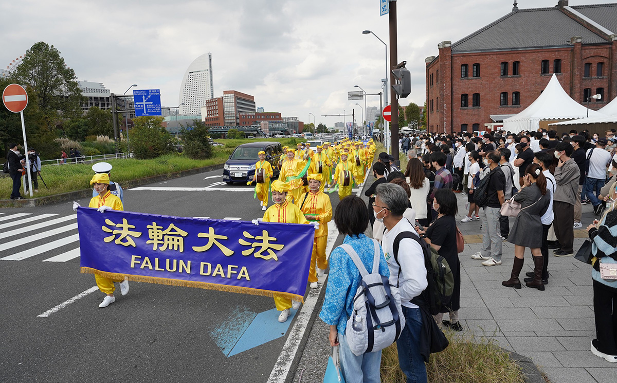 图5～12：二零二二年十月十六日，日本法轮功学员在横滨市内行进的游行队伍
