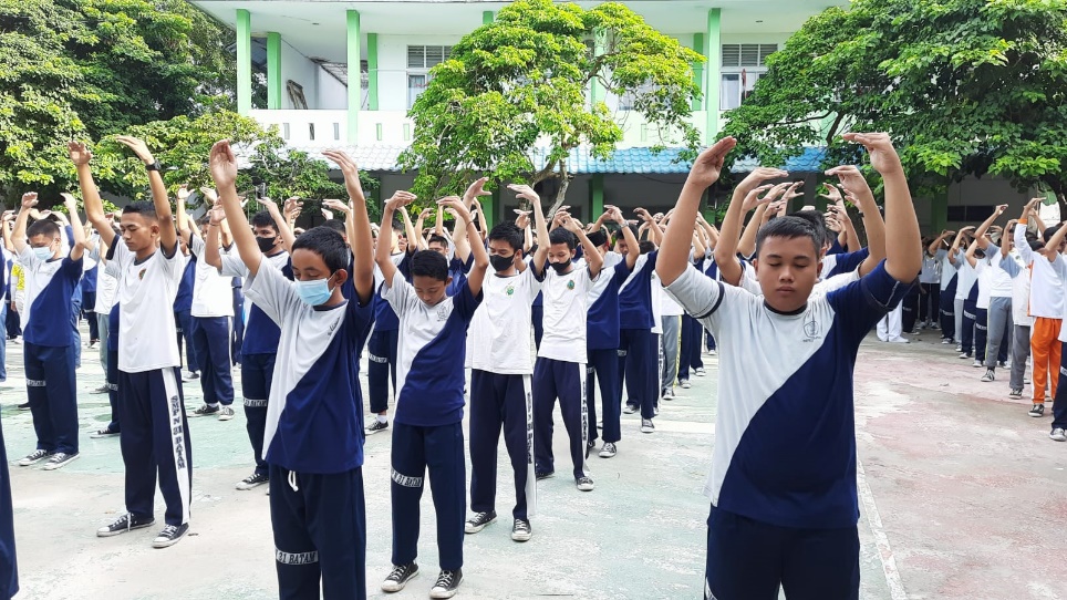 图7～8：巴丹岛第31国立初级中学（SMPN 31）师生集体学炼法轮功。