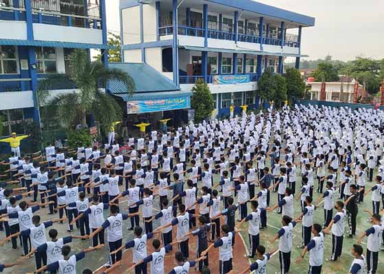 印度尼西亚学员向中学介绍法轮大法