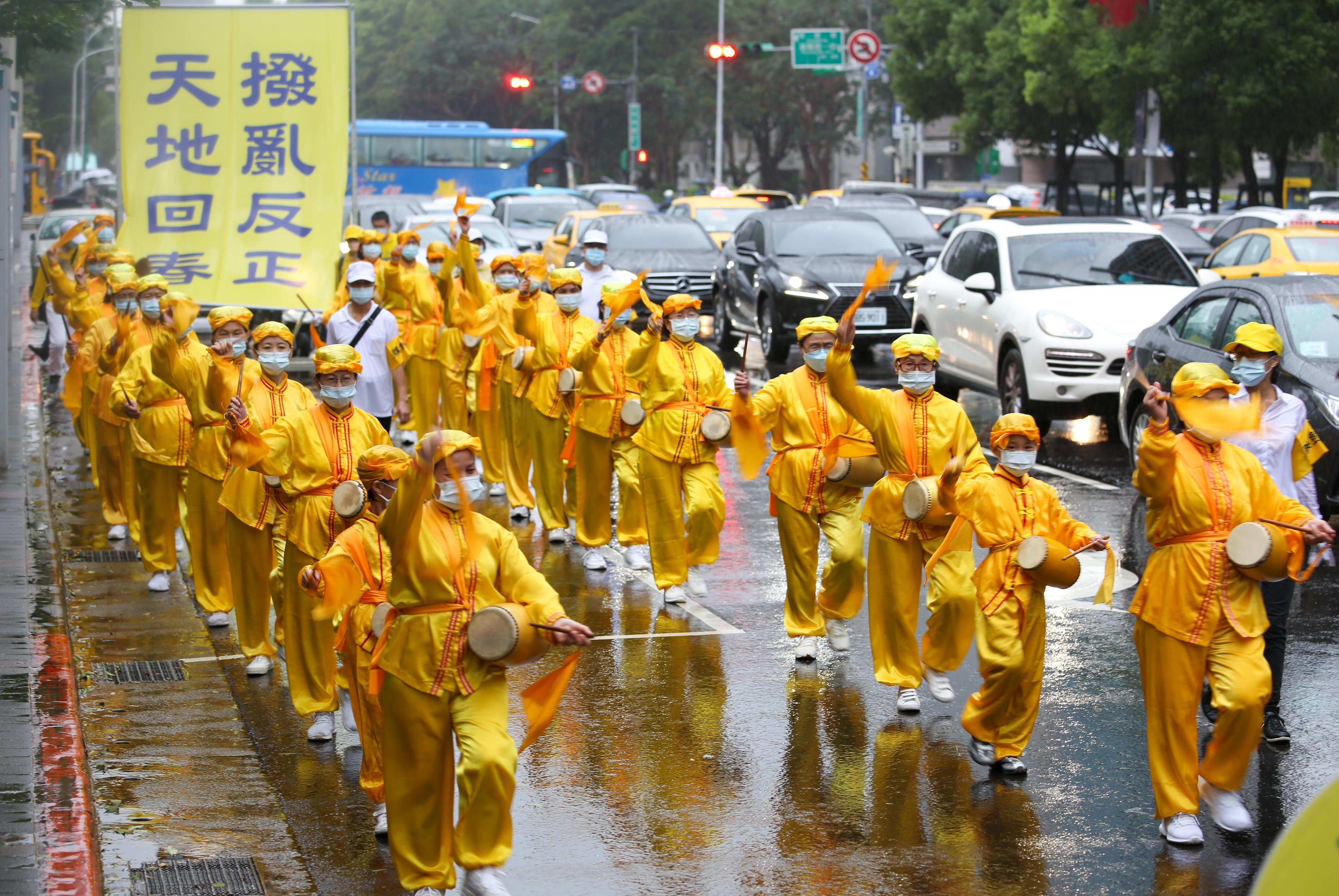 图1～6：二零二二年十月二十二日下午，台湾逾千名法轮功学员与各界在台北举办“全球庆祝四亿人三退”游行。图为游行队伍。