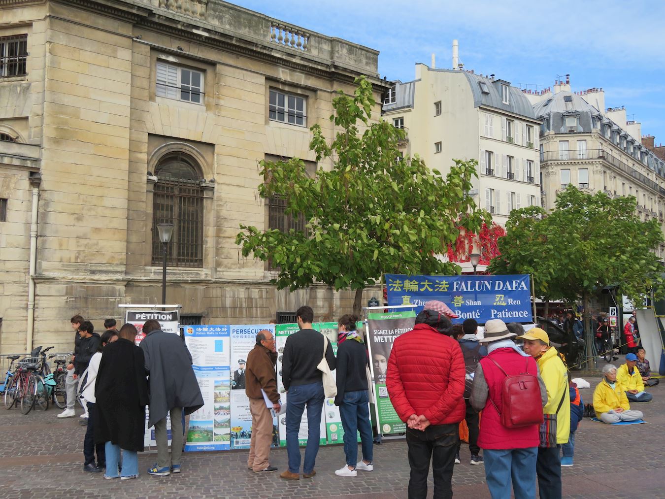 '图1：十月一日下午，法轮功学员在巴黎夏特莱（Châtelet）街区进行了讲真相和征集签名反迫害活动'