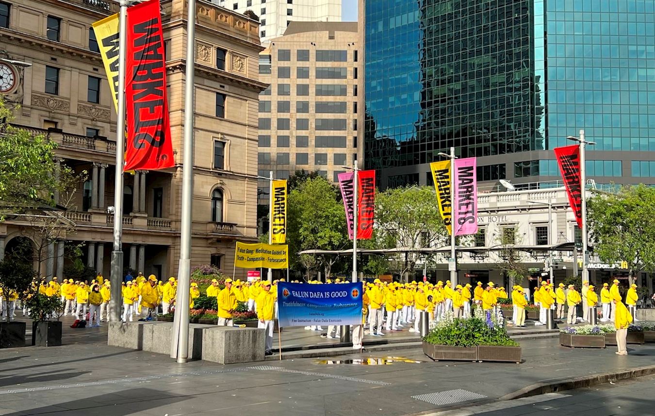 '图1～3：二零二二年十月七日，数百名法轮功学员在悉尼市中心举行了集体晨炼。'