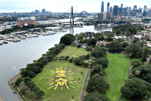'图1～2：二零二二年十月八日，参加二零二二年澳洲法会的部份法轮功学员，在悉尼银禧水滨公园（Jubilee