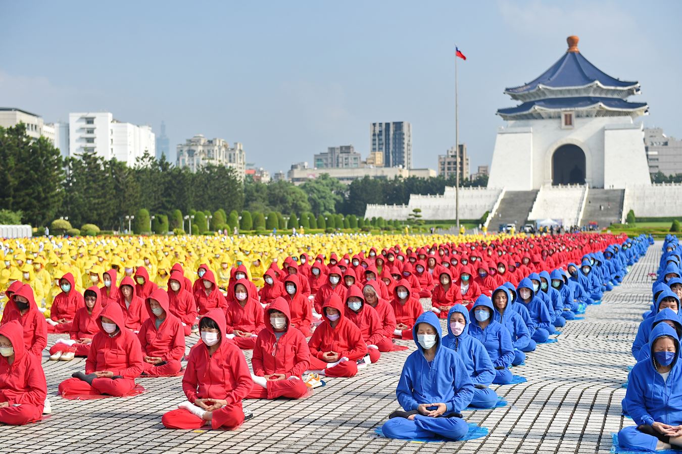 '图2～4：近五千名法轮功学员于排字结束后，举行集体大炼功。'