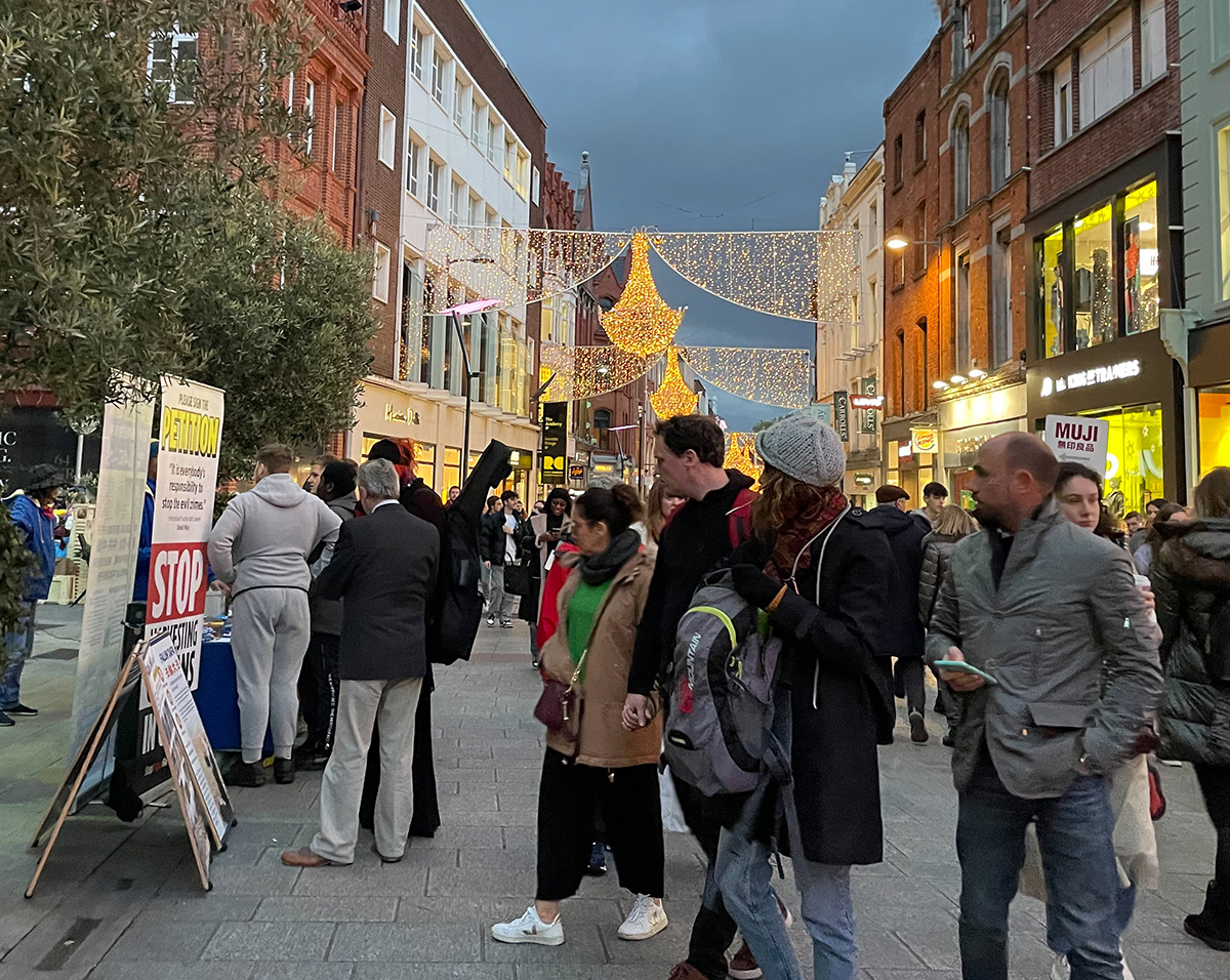 图1～6：二零二二年十一月十二日中午，爱尔兰学员在格拉夫顿大街 （Grafton Street）上的讲真相活动。不少过往游客驻足了解，并签名支持解体中共恶魔、停止迫害法轮功。