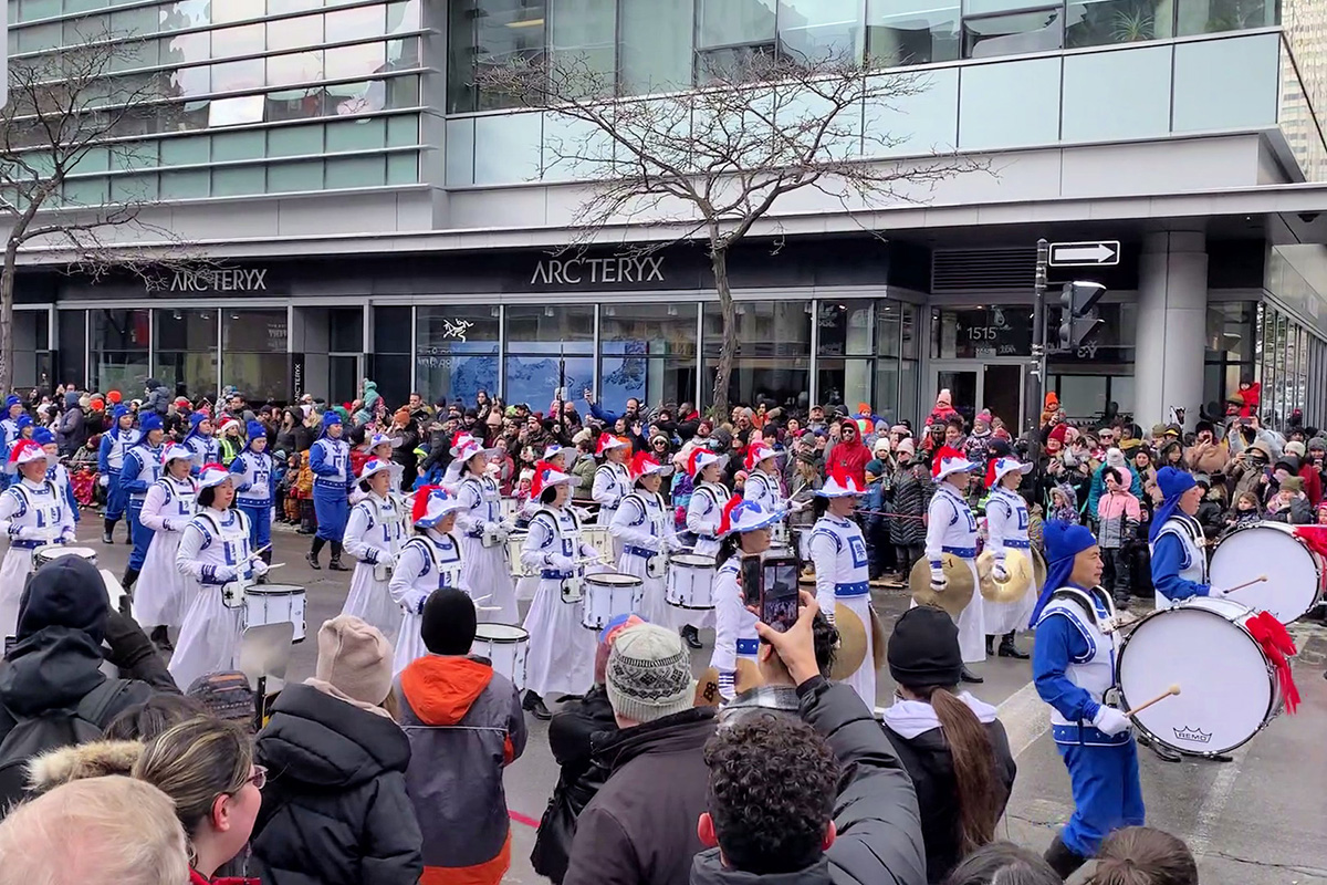 图1～4：2022年11月19日，法轮大法天国乐团参加在蒙特利尔市中心举行的圣诞大游行。