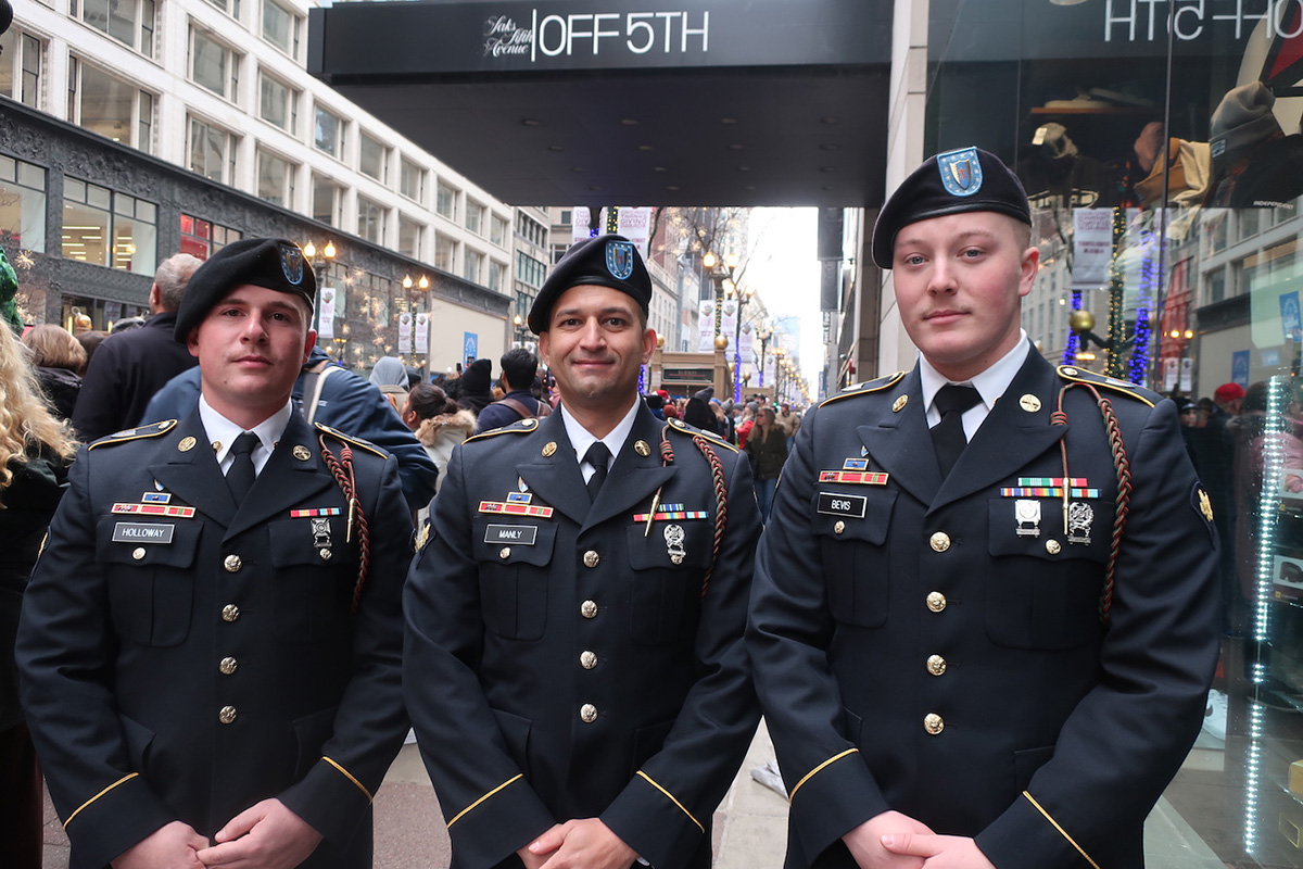 图12：陆军士兵 迈克·曼利（中）， 泰勒·贝维斯（右）和同伴。