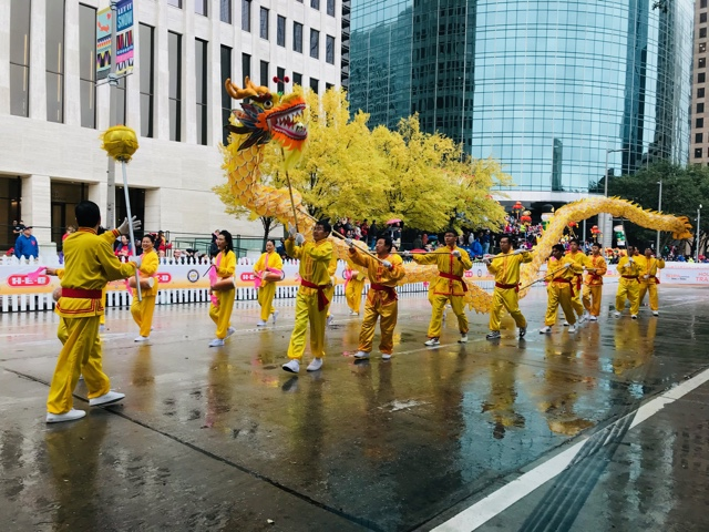 图1～5：二零二二年十一月二十四日，法轮功学员参加了第七十三届休斯顿H-E-B感恩节大游行，向人们传播法轮大法的美好。