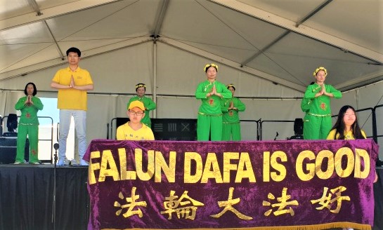 图3:二零二二年十一月五日,法轮功学员在舞台上演示法轮功五套功法