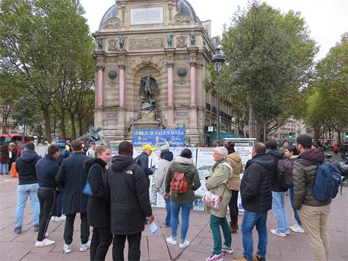 图1～3：二零二二年十一月五日星期六下午， 法轮功学员在巴黎圣米歇尔广场进行了弘法、讲<span class='voca' kid='62'>真相</span>和征集签名的活动。