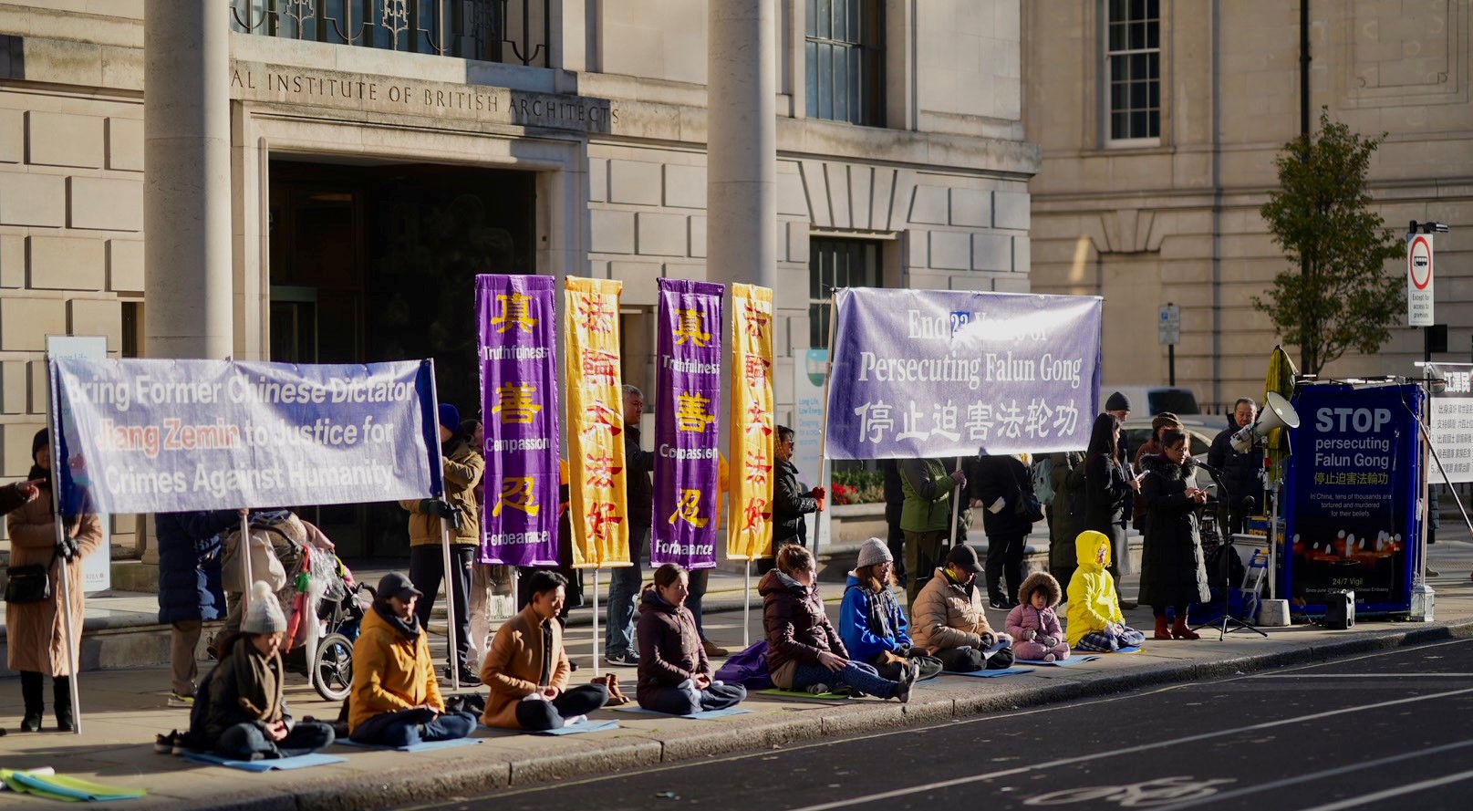 图1～2：二零二二年十二月十日，英国部份法轮功学员在伦敦中使馆对面举行集会，抗议中共对法轮功持续了二十三年的迫害。