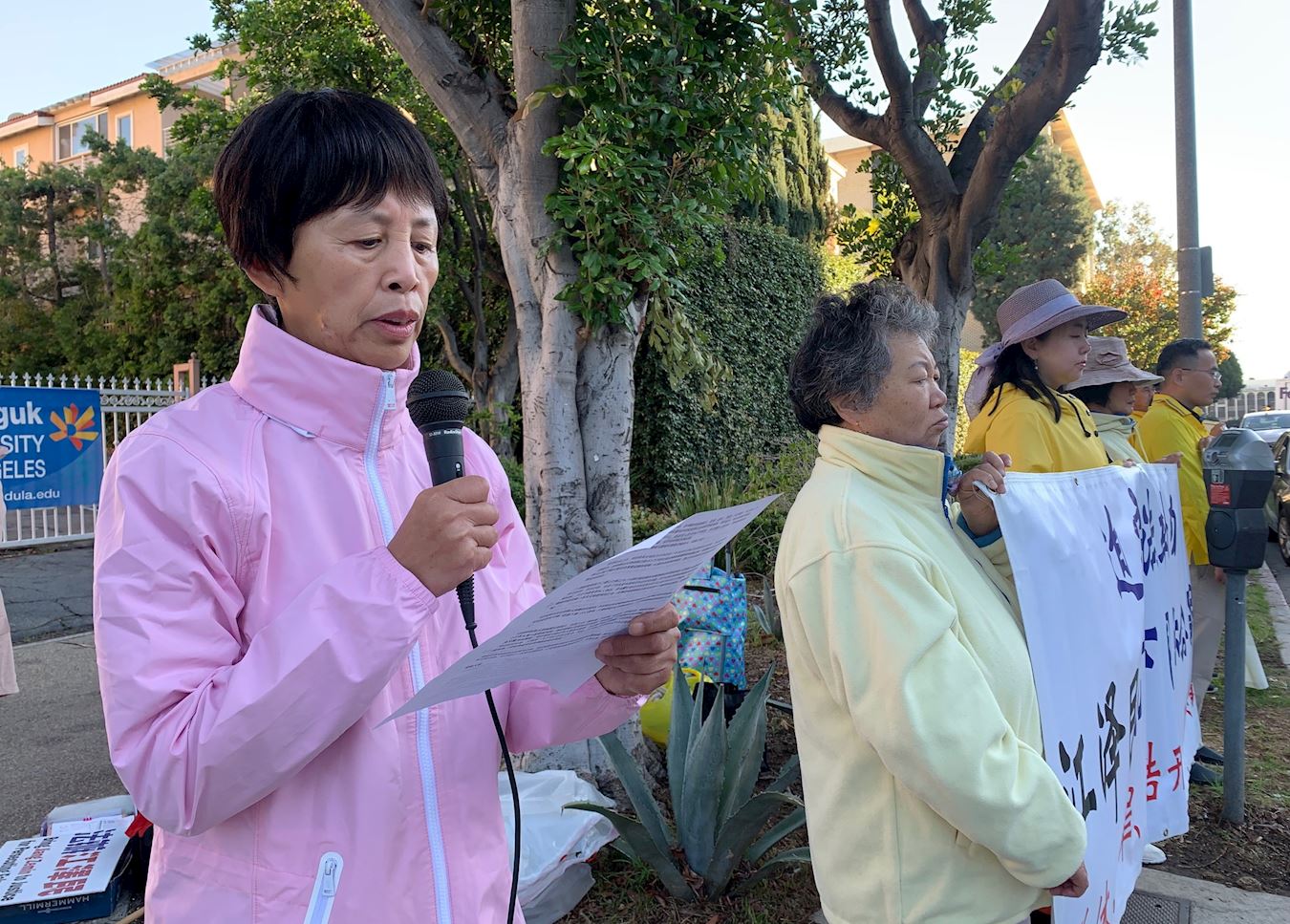 '图4：二零二二年十二月十三日，洛杉矶法轮功学员董欣华在集会上，要求中共立即释放仍被非法绑架的弟弟董怡然。'