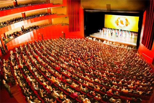 '图1:二零二二年二月六日至九日,神韵环球艺术团莅临法国的普罗旺斯大剧院上演了五场演出,票房全爆满。图为八日晚演出谢幕照。(大纪元)'