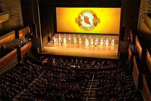 '图2:二零二二年二月十二日,神韵新纪元艺术团在俄克拉何马州首府市政音乐厅(Civic Center Music Hall)上演了二场演出,票房均爆满。(新唐人电视台)'